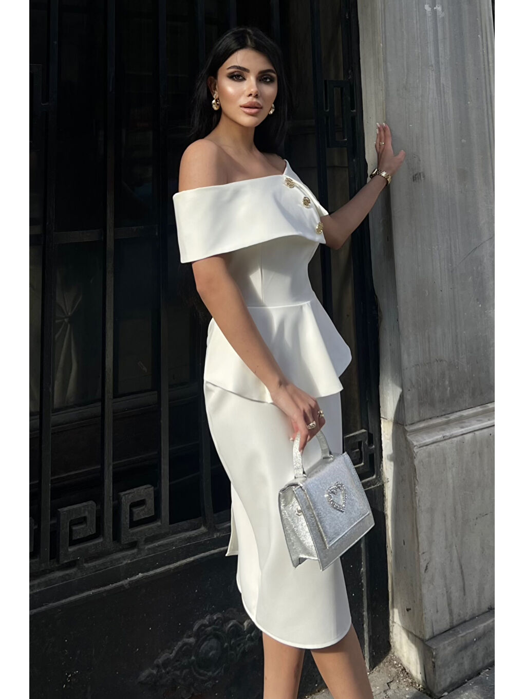 Kadın Beyaz Madonna Yaka Gold Toka Detaylı Davet Elbisesi-4