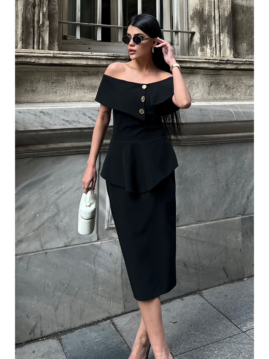 Kadın Siyah Madonna Yaka Gold Toka Detaylı Davet Elbisesi-3