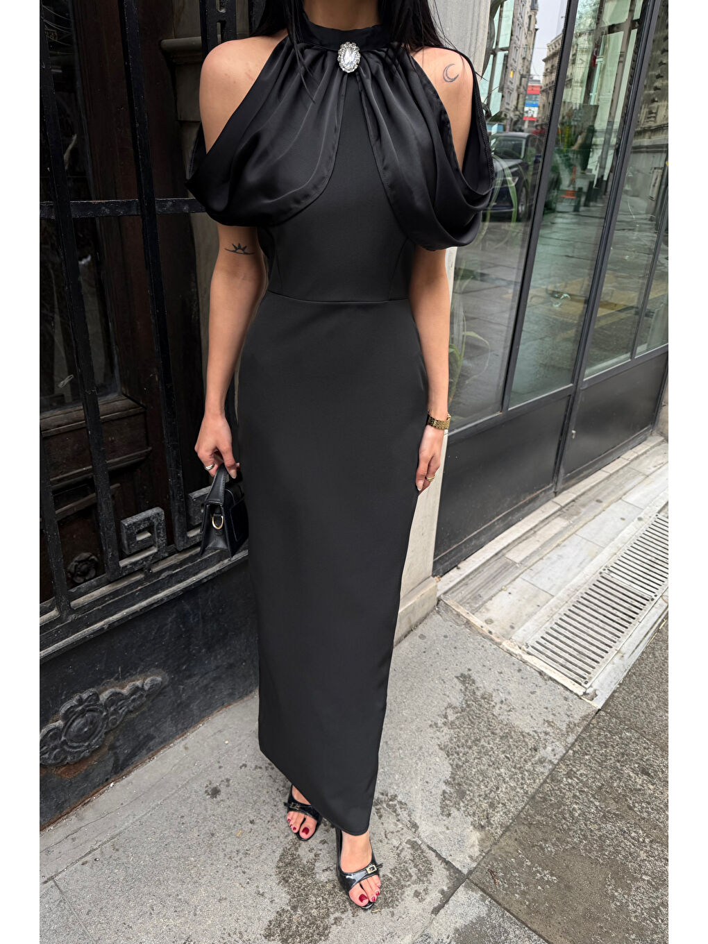 Kadın Siyah Dik Yaka Pelerin Detaylı Maxi Davet Elbisesi-1