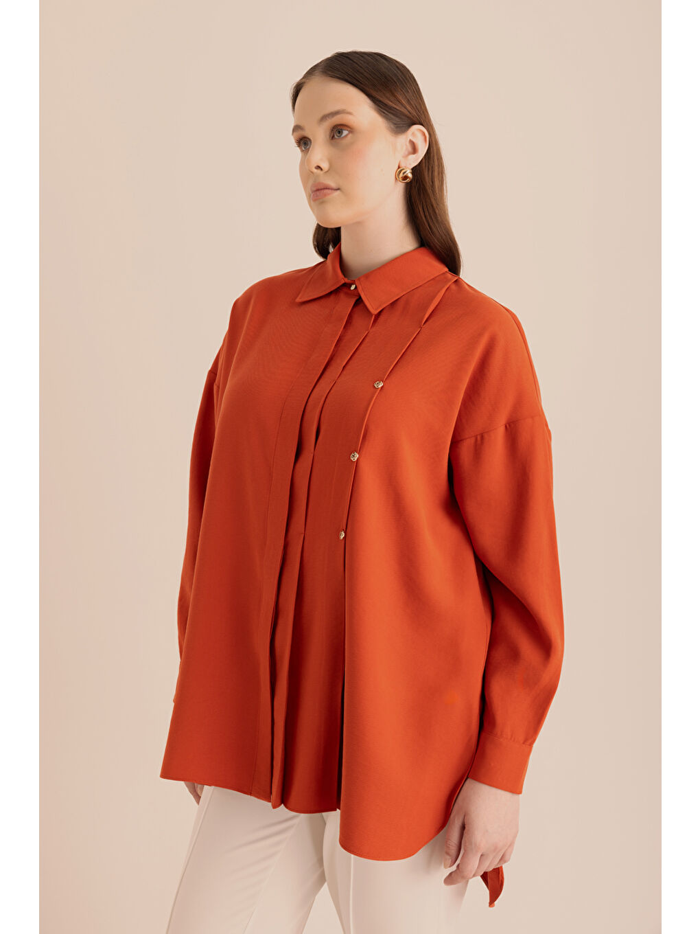 Turuncu Pileli Metal Logolu Bluz-1