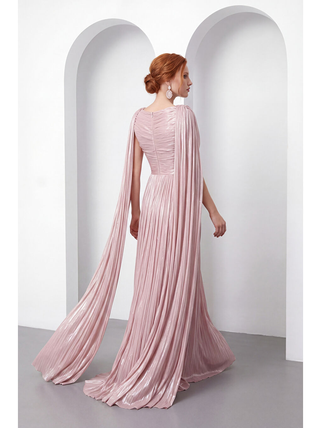Pembe Kadın Pudra Şifon Dökümlü Pelerin Kollu Uzun Abiye Elbise-5