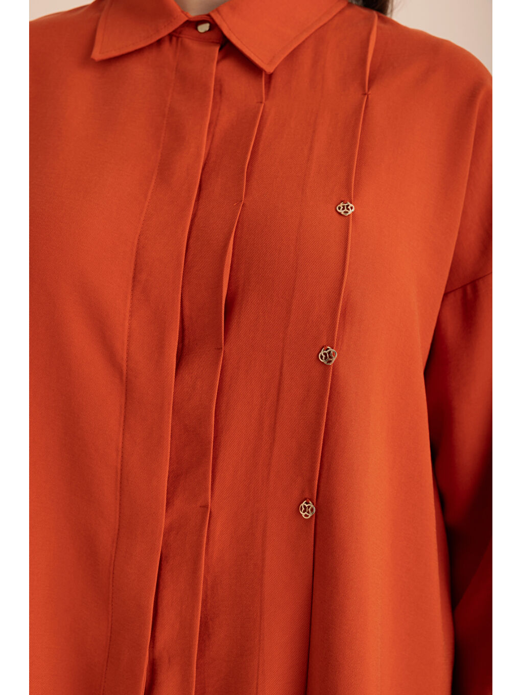 Turuncu Pileli Metal Logolu Bluz-2