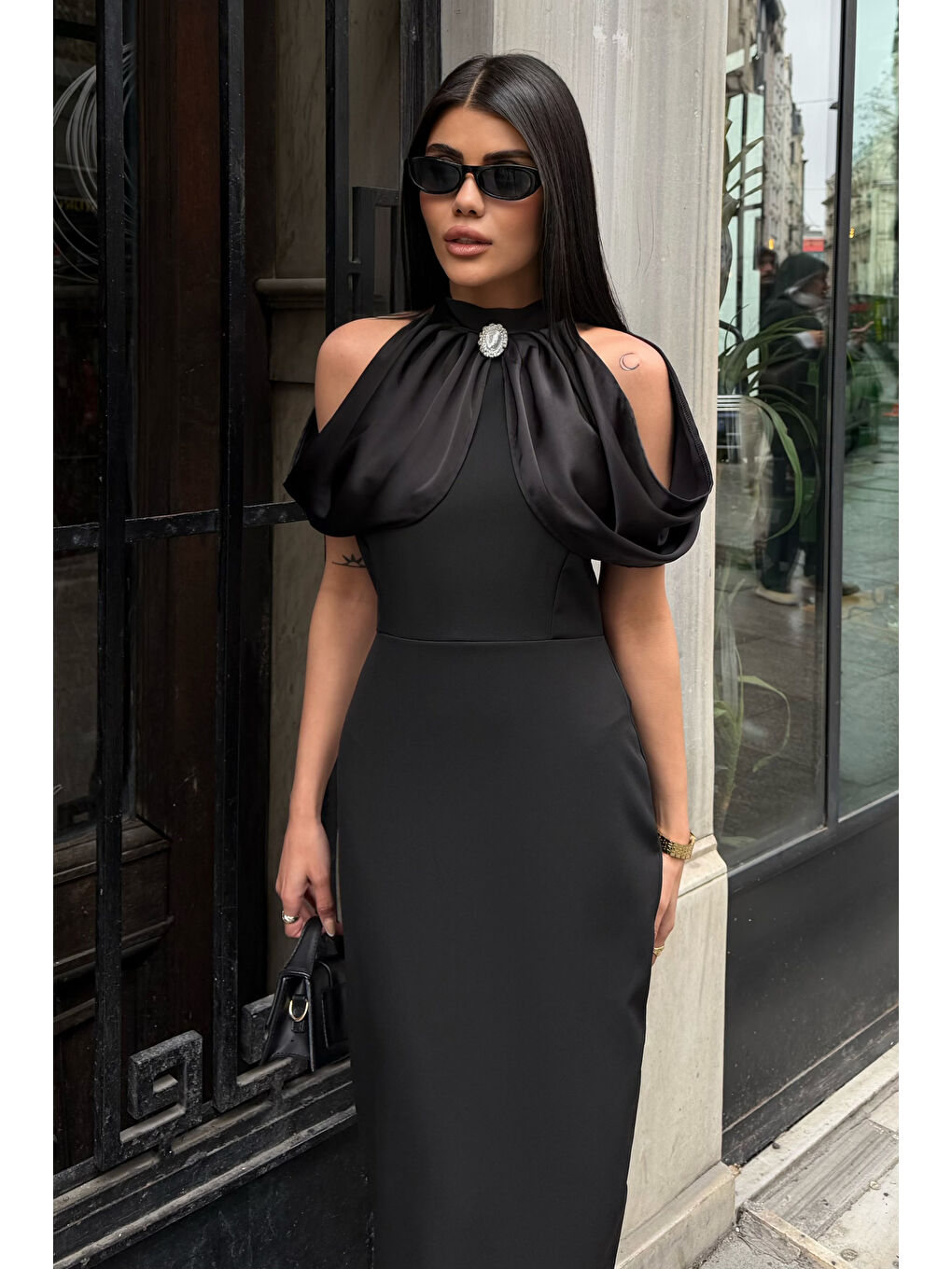 Kadın Siyah Dik Yaka Pelerin Detaylı Maxi Davet Elbisesi-2