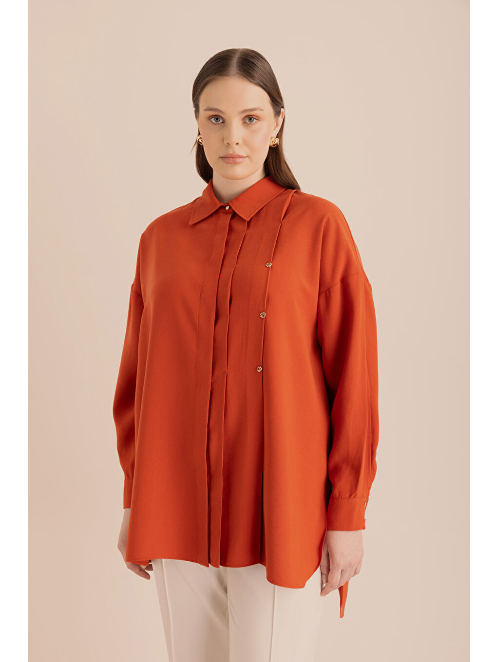 Turuncu Pileli Metal Logolu Bluz-3