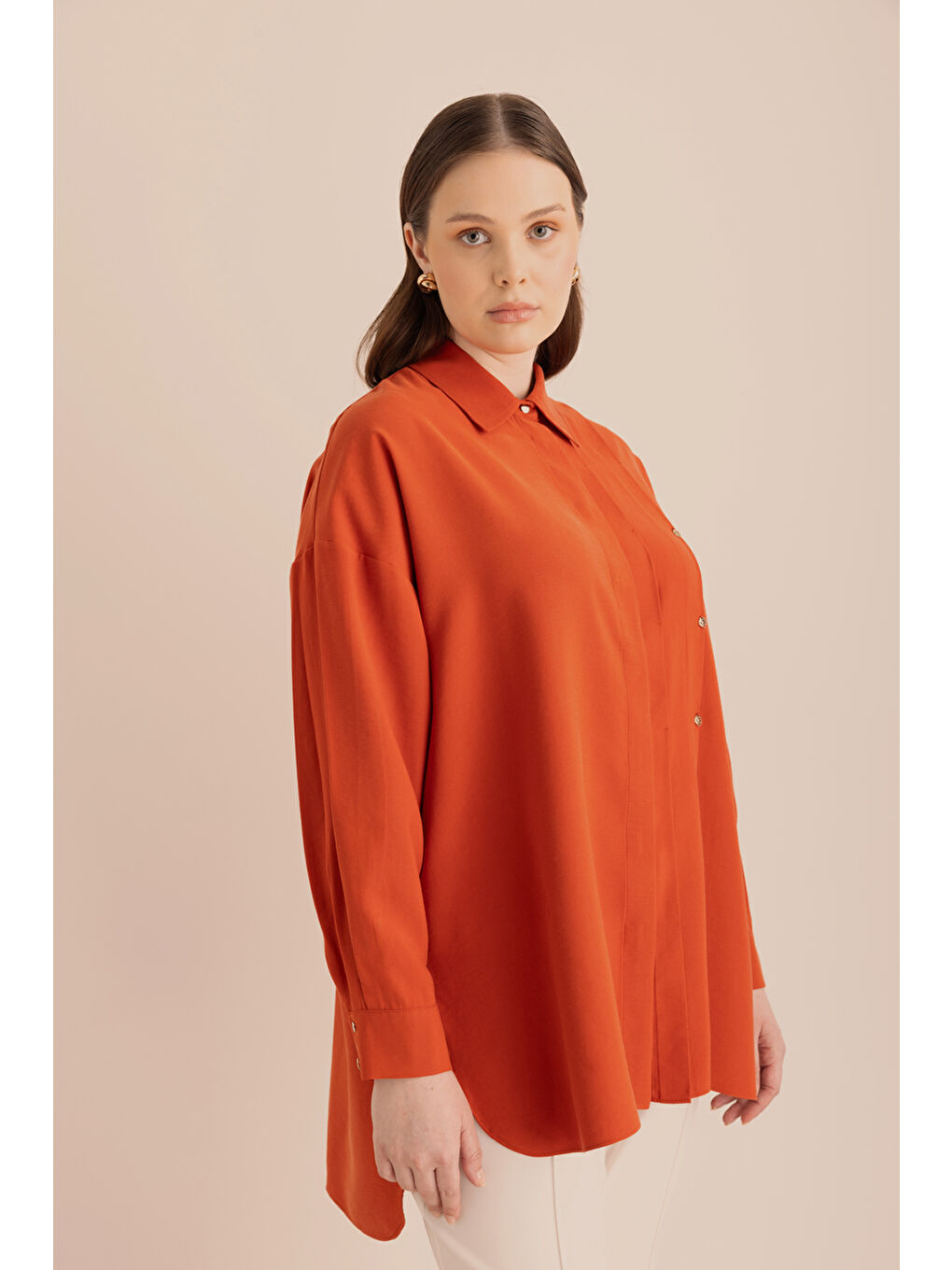 Turuncu Pileli Metal Logolu Bluz-4