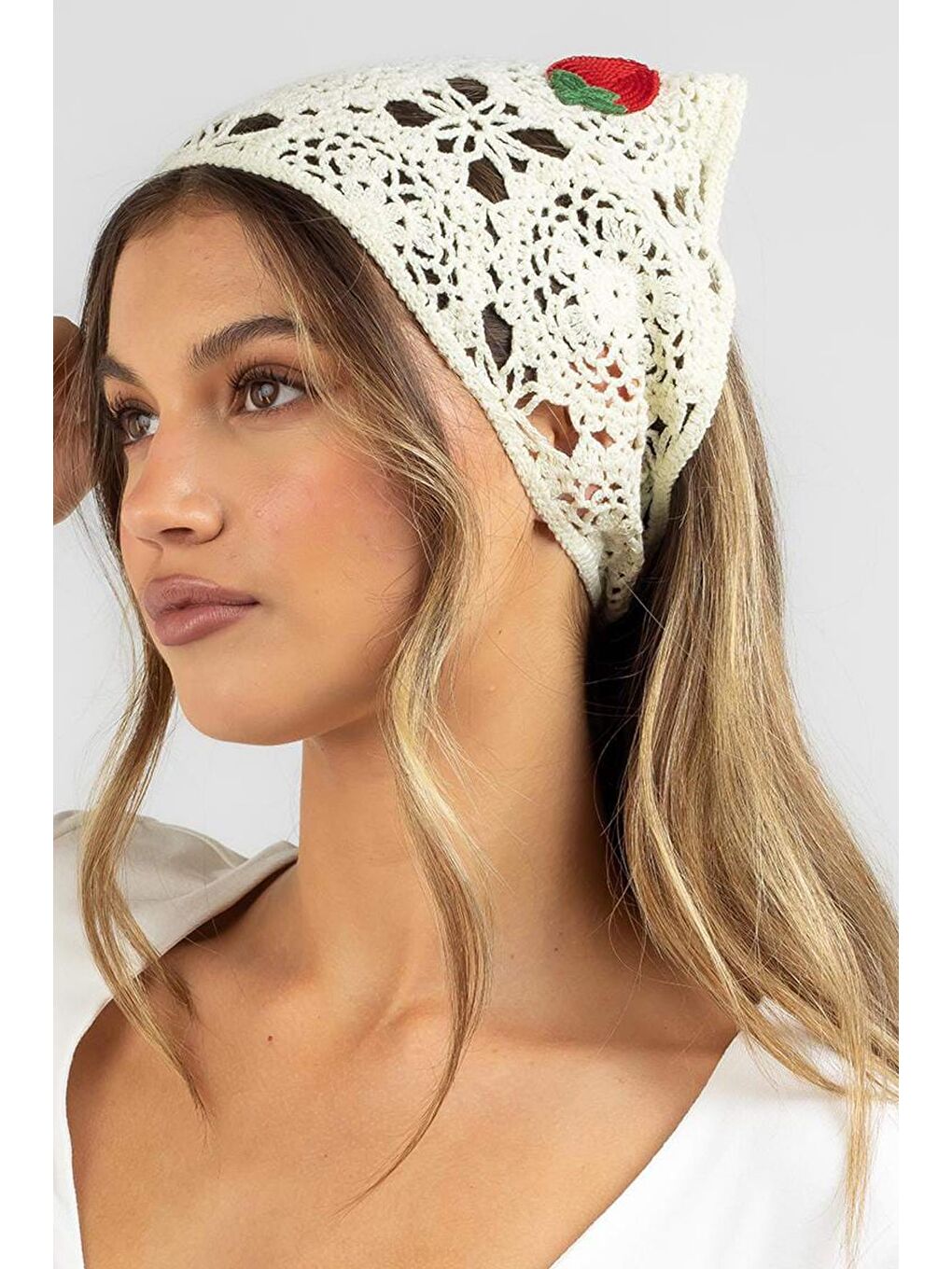 Ekru Örgü Bohem Çilekli Üçgen Bandana-1