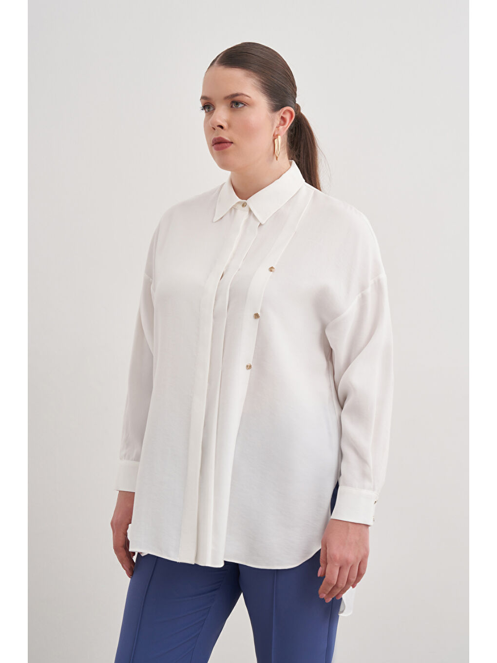 Ekru Pileli Metal Logolu Bluz-1