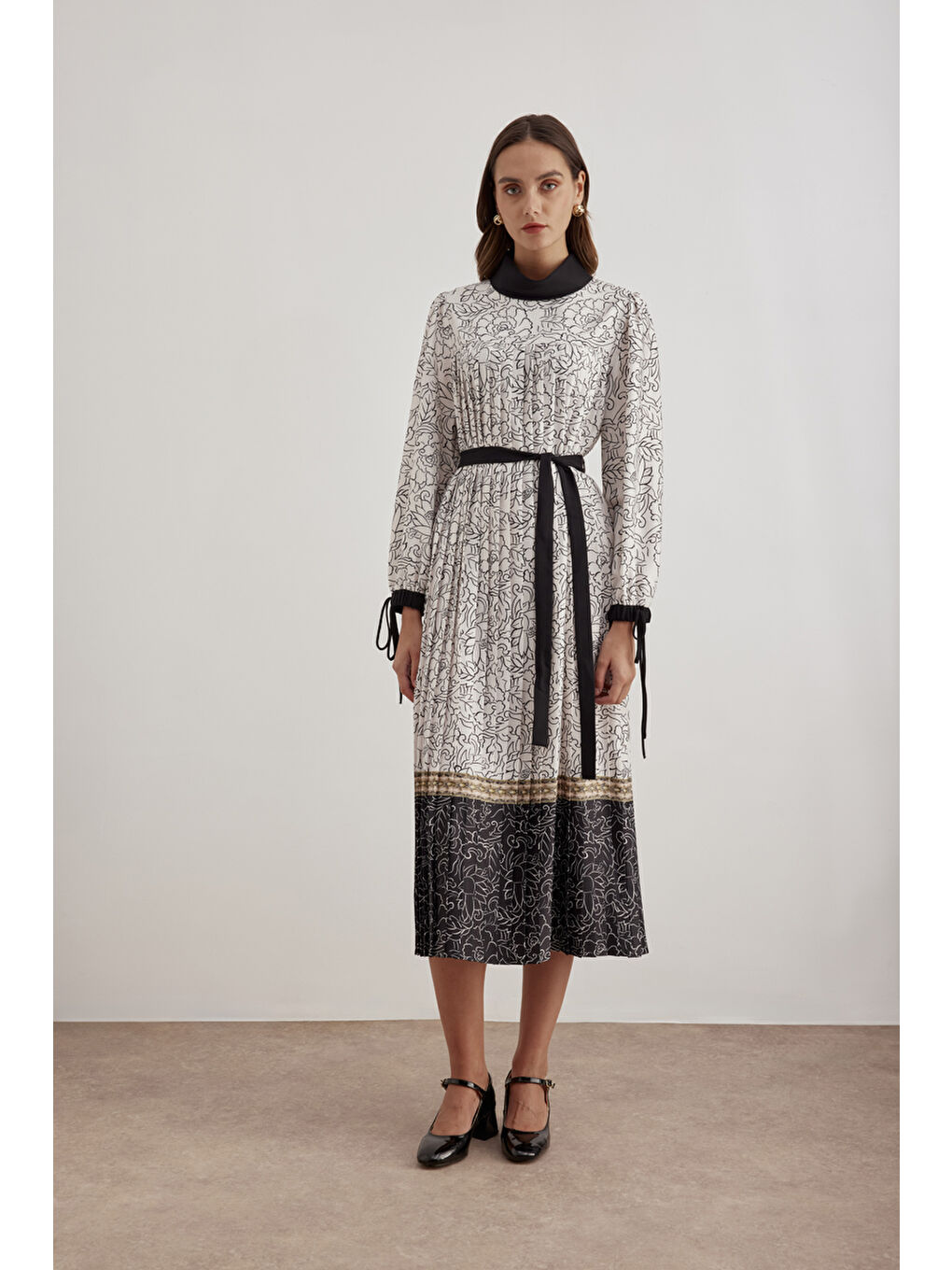 Ekru Belden Kuşaklı Pileli Elbise