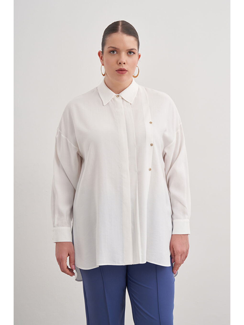 Ekru Pileli Metal Logolu Bluz-2