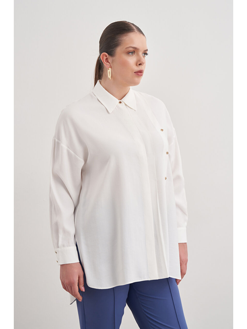 Ekru Pileli Metal Logolu Bluz-3