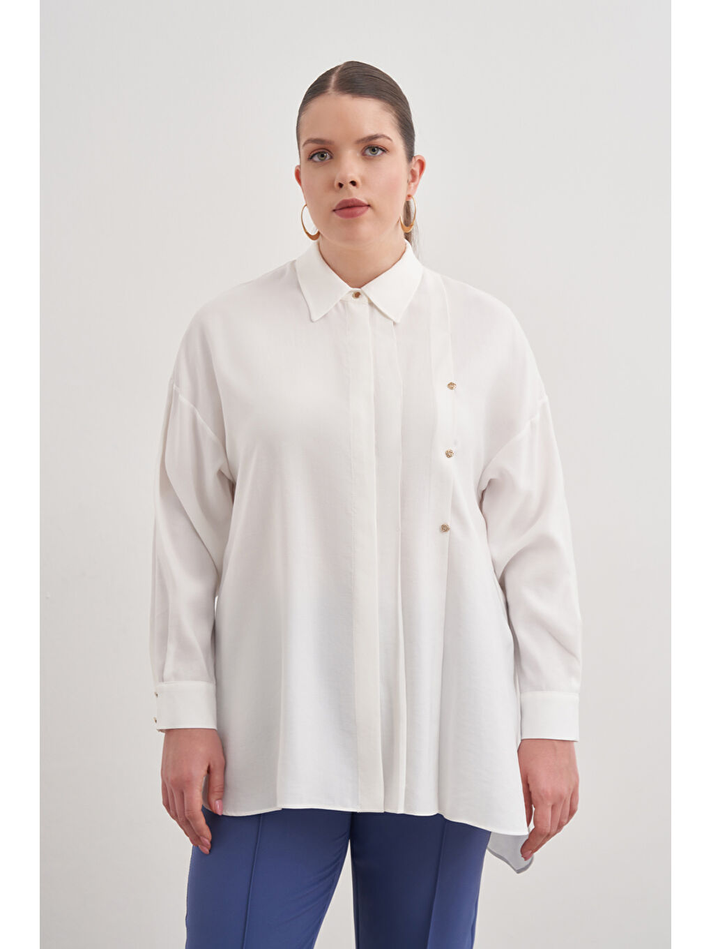 Ekru Pileli Metal Logolu Bluz-4