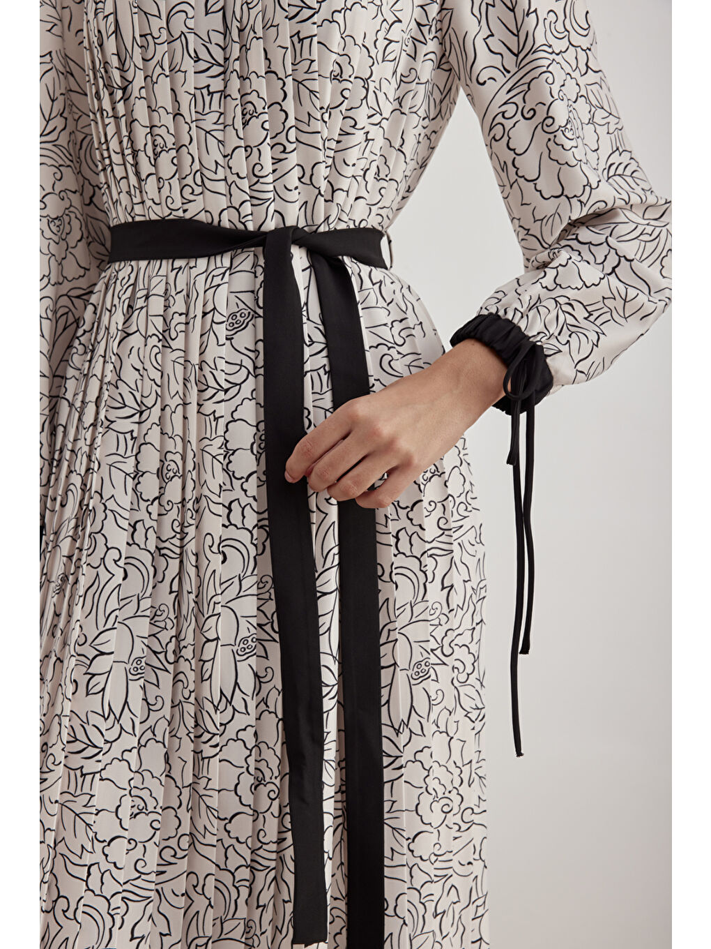 Ekru Belden Kuşaklı Pileli Elbise-2