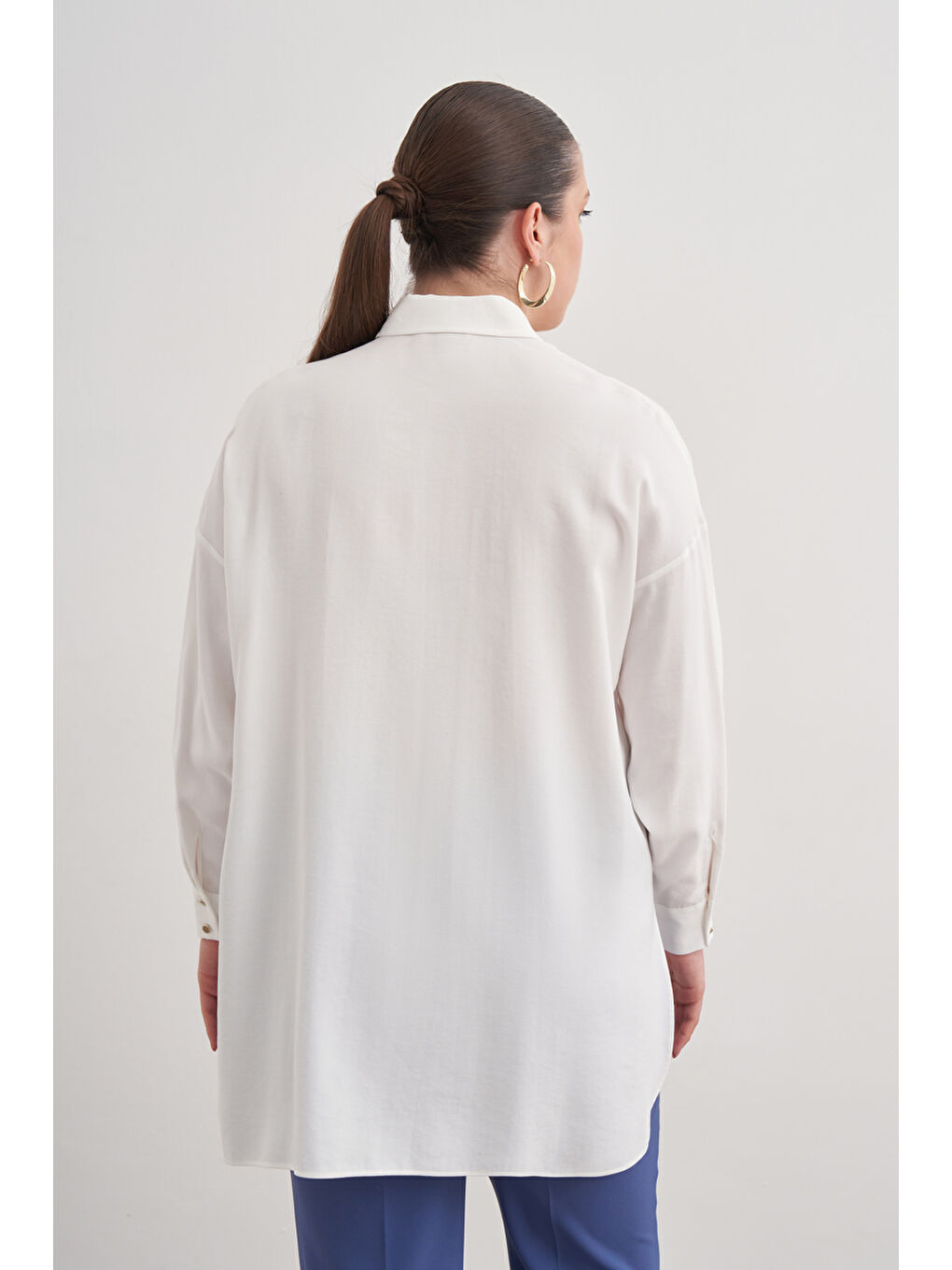 Ekru Pileli Metal Logolu Bluz-5