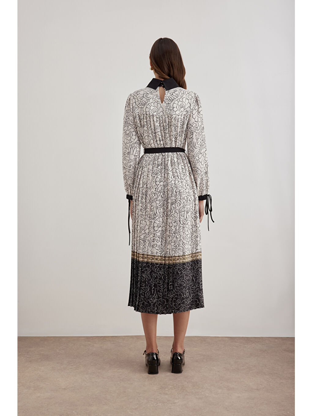 Ekru Belden Kuşaklı Pileli Elbise-4