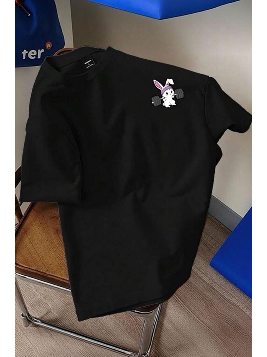 Siyah Gym Bunny - Halter Kaldıran Tavşan Baskılı Unisex Oversize Pamuklu Tişört-1