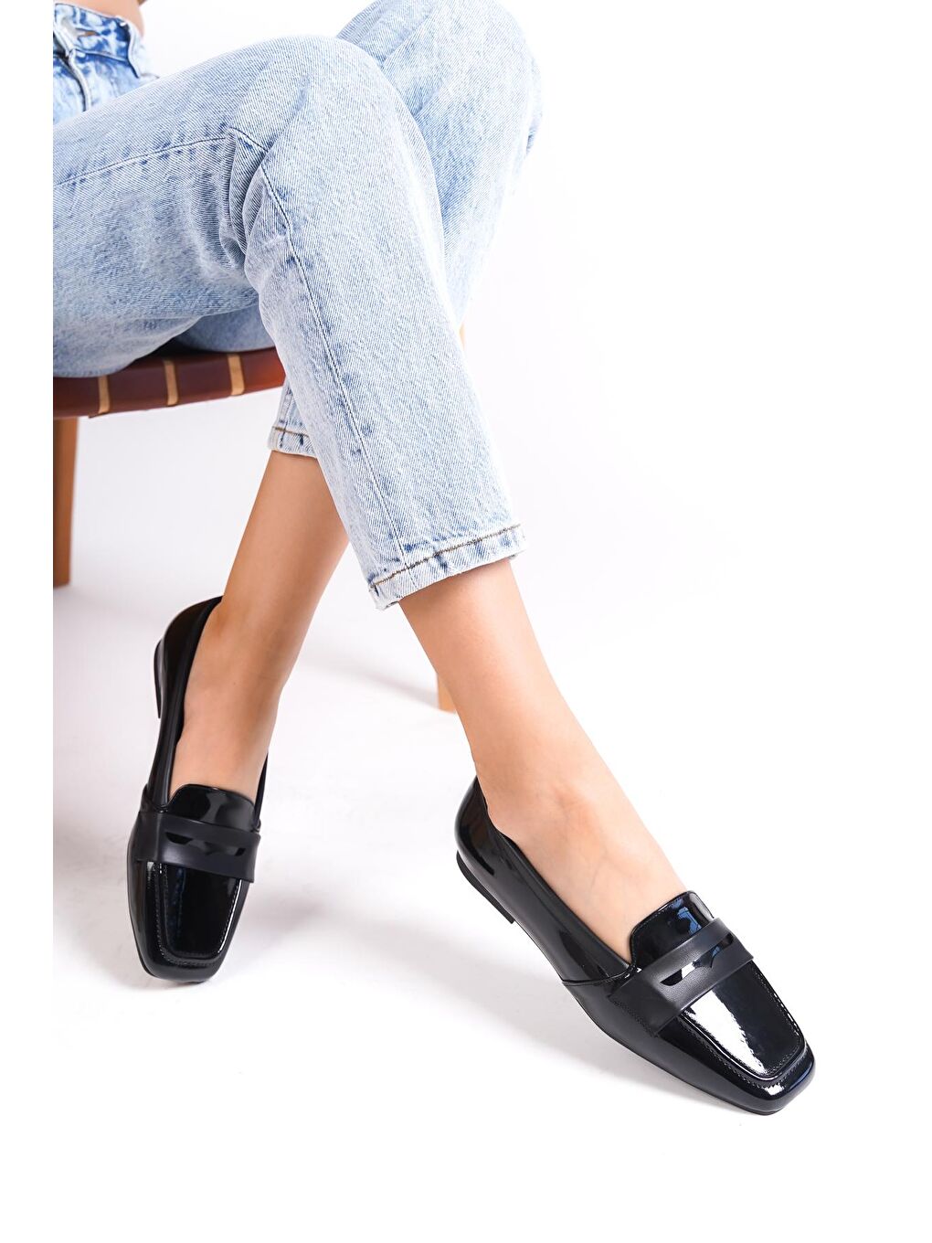 Siyah Küt Burunlu Tokalı Kadın Babet