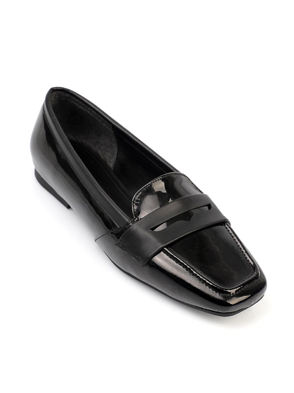 Siyah Küt Burunlu Tokalı Kadın Babet-3