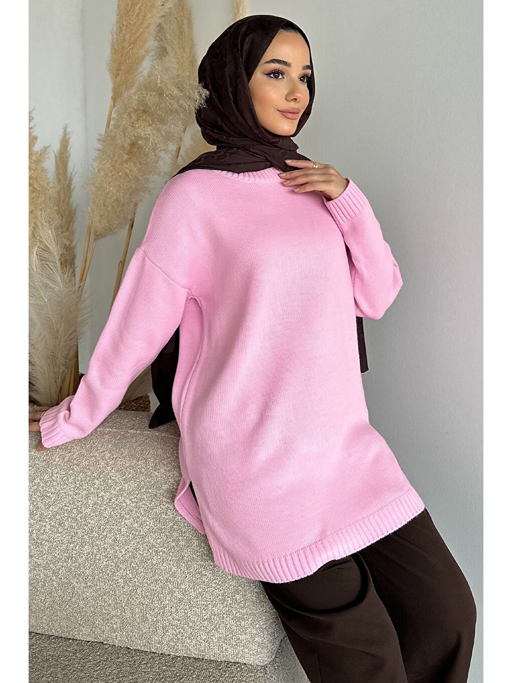 Pembe Gülseli Bisiklet Yaka Yırtmaçlı Tesettür Triko Tunik
