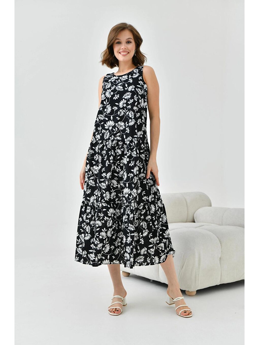 Kadın Siyah Çiçek Desenli Volan Detaylı Kolsuz Dokuma Elbise