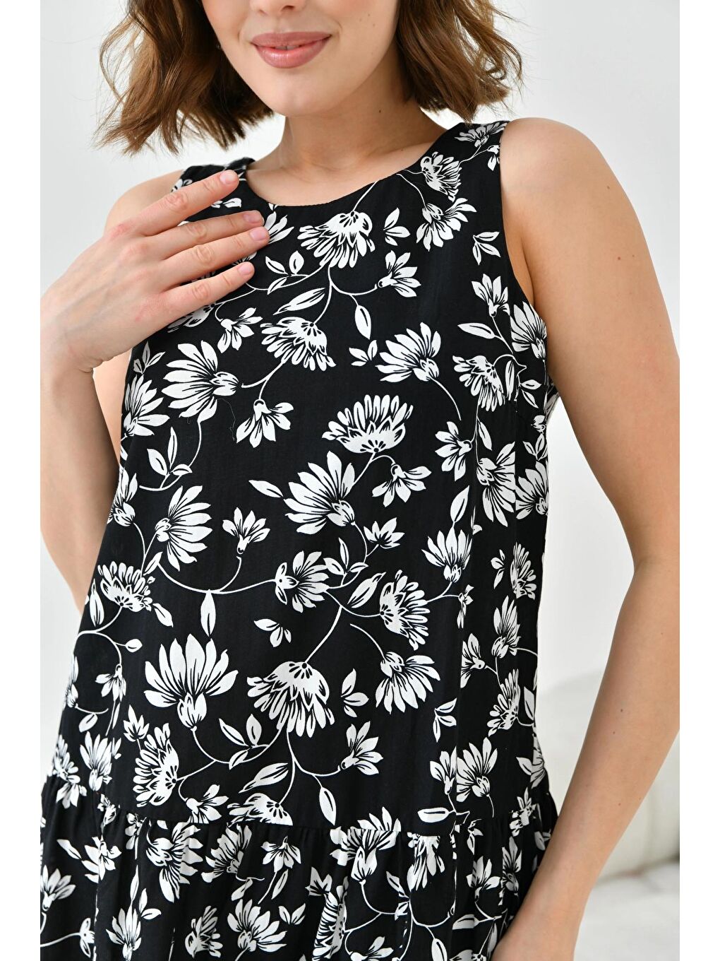 Kadın Siyah Çiçek Desenli Volan Detaylı Kolsuz Dokuma Elbise-1