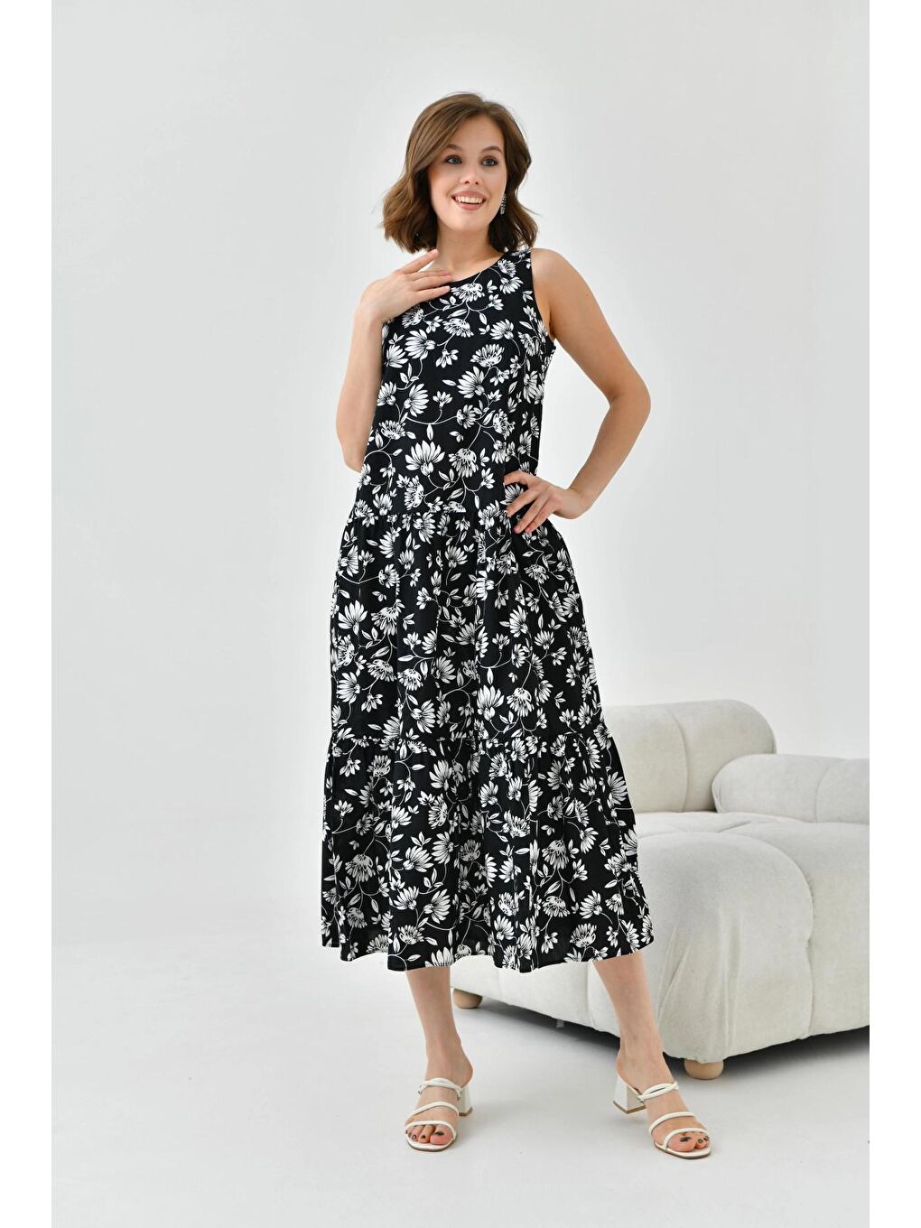 Kadın Siyah Çiçek Desenli Volan Detaylı Kolsuz Dokuma Elbise-3