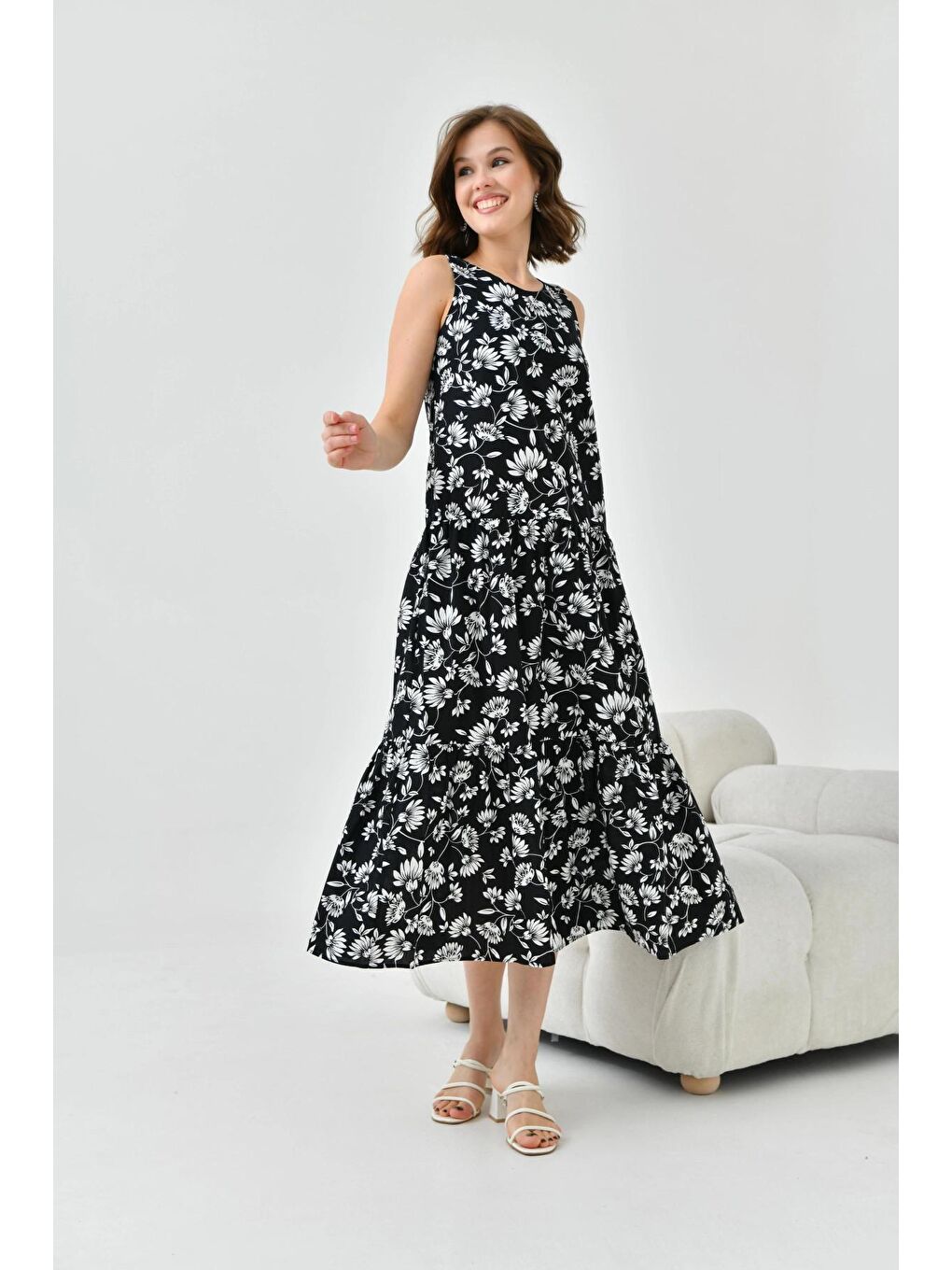 Kadın Siyah Çiçek Desenli Volan Detaylı Kolsuz Dokuma Elbise-4