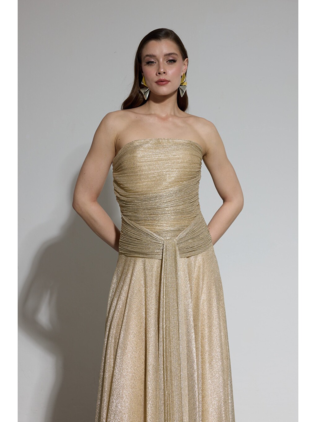 Sarı Gold Straplez Drapeli Simli Örme Abiye Elbise-3