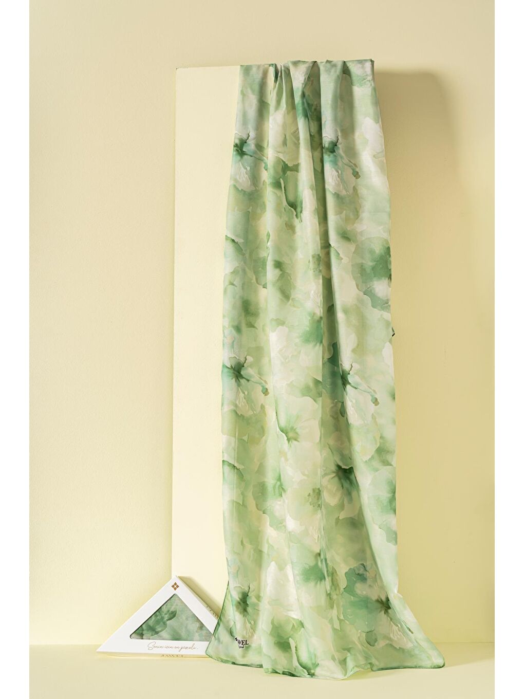 Yeşil Kadın Desenli Aquarelle Soft Şal