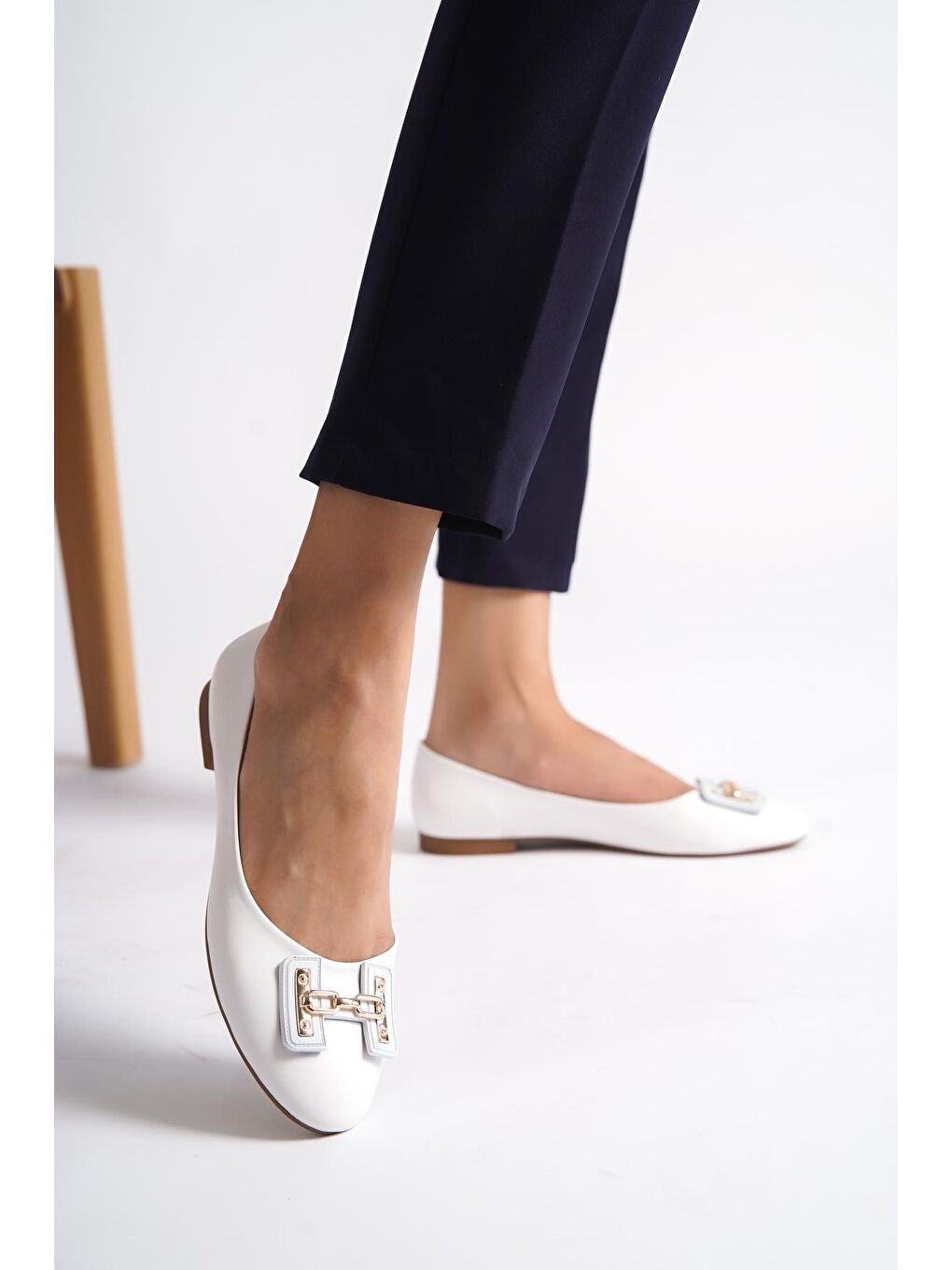 Beyaz Yuvarlak Burunlu H Aksesuarlı Kadın Babet