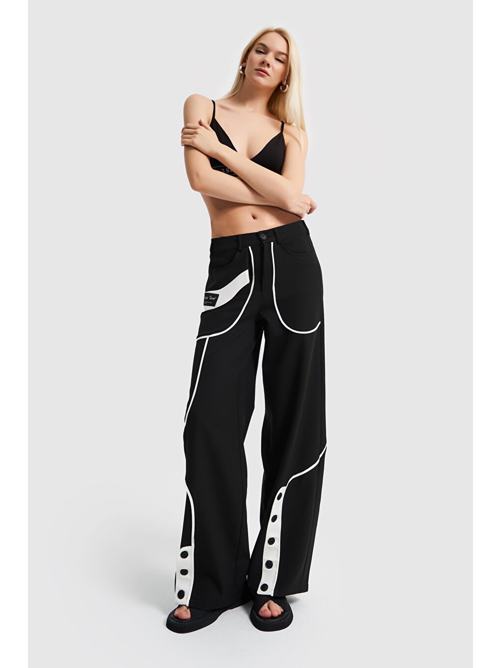 Kadın Siyah Beyaz Renk Parçalı Paça Detaylı Tasarım Bol Pantolon-1