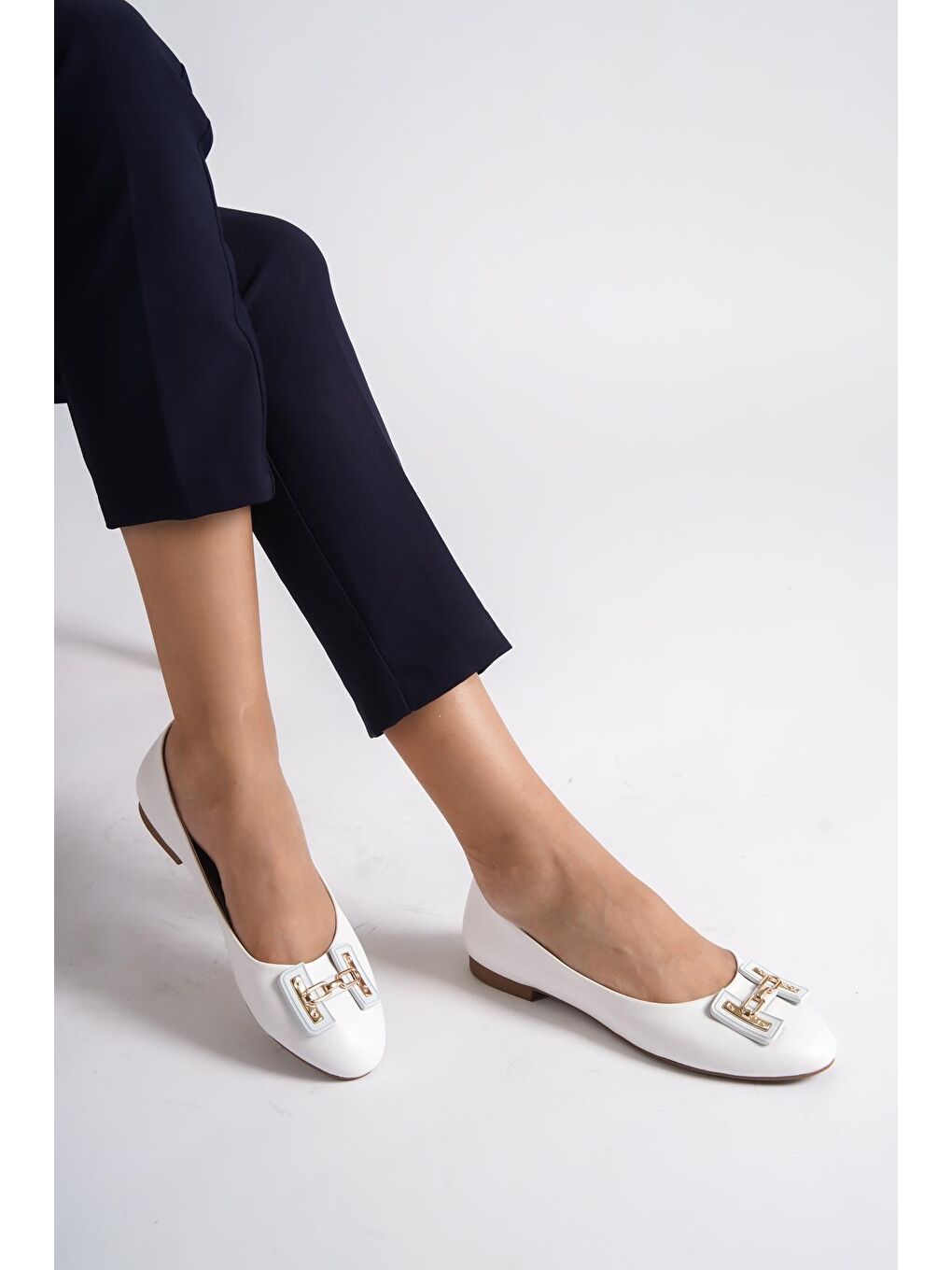 Beyaz Yuvarlak Burunlu H Aksesuarlı Kadın Babet-4