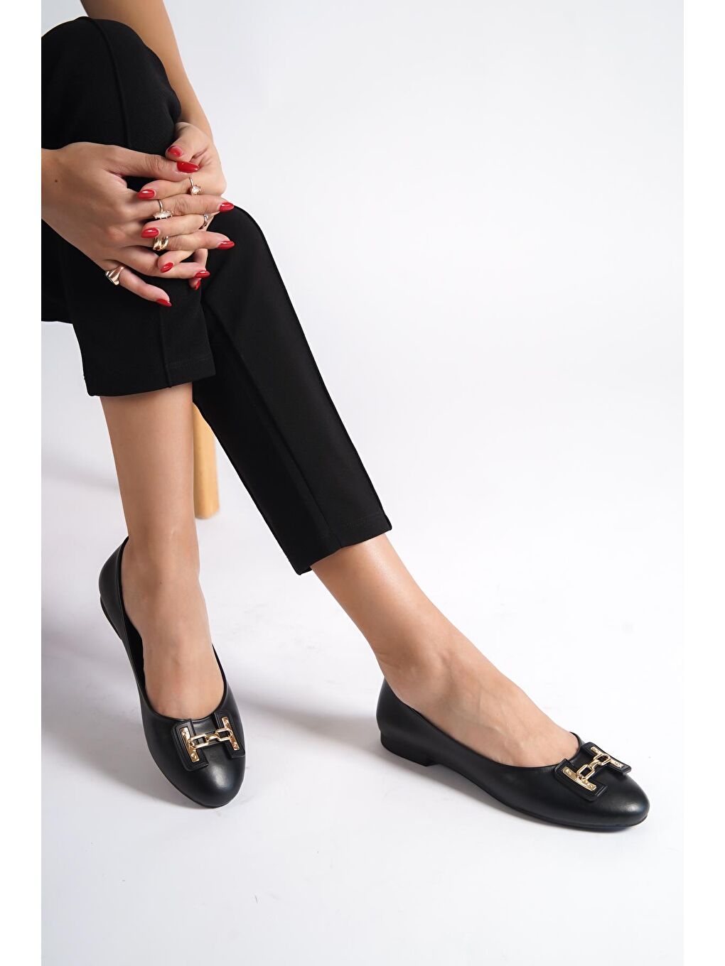 Siyah Yuvarlak Burunlu H Aksesuarlı Kadın Babet-3