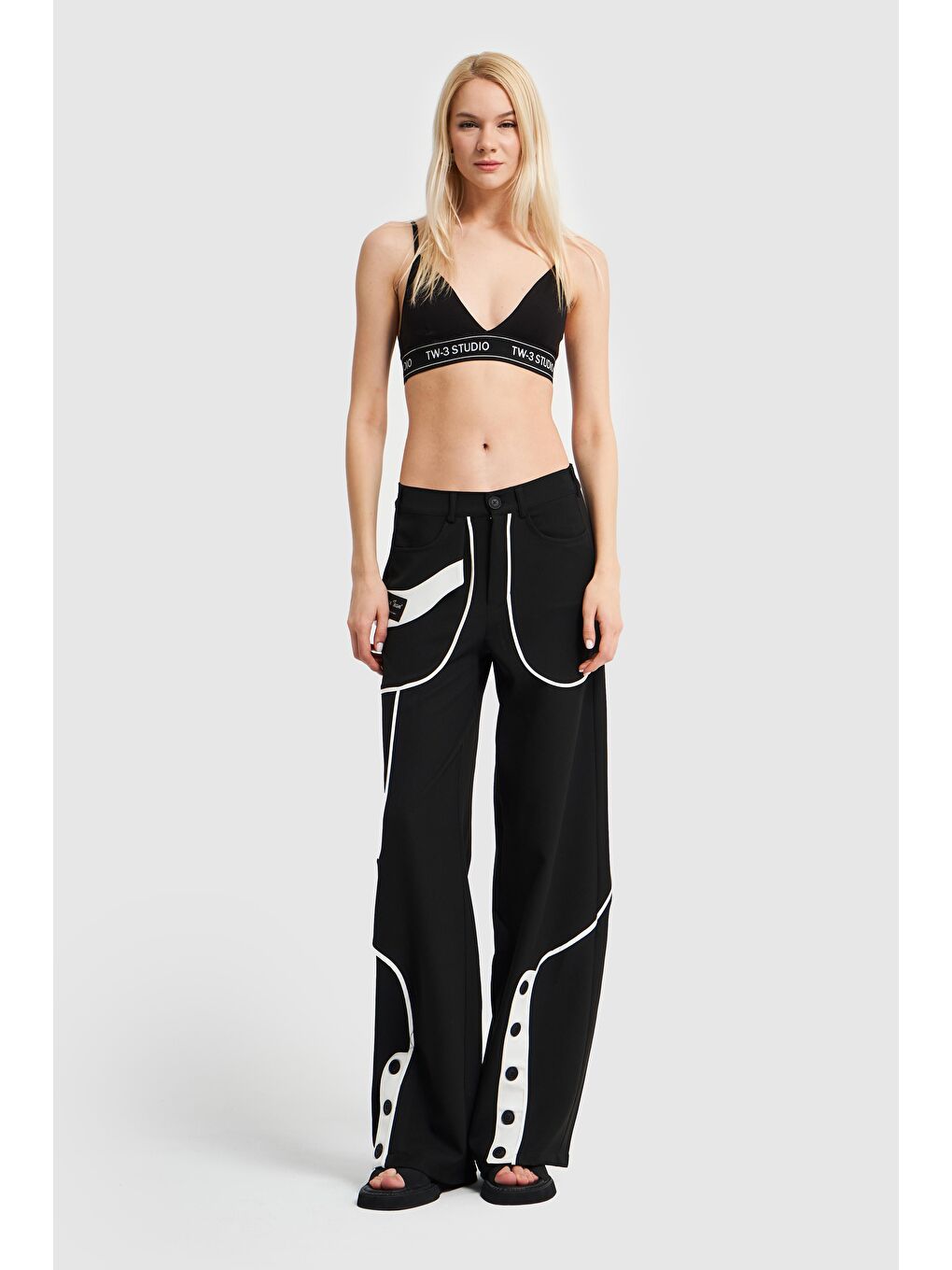 Kadın Siyah Beyaz Renk Parçalı Paça Detaylı Tasarım Bol Pantolon-3