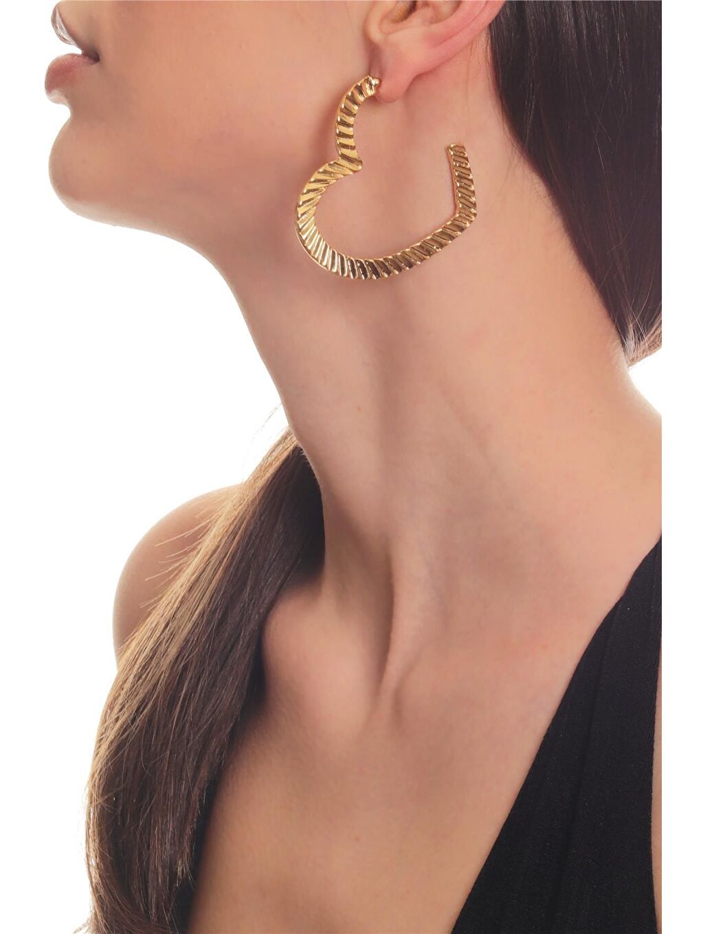 Sarı Kadın Altın Renk Lak Kaplama Çivili Model Burgulu Kalp Küpe-1