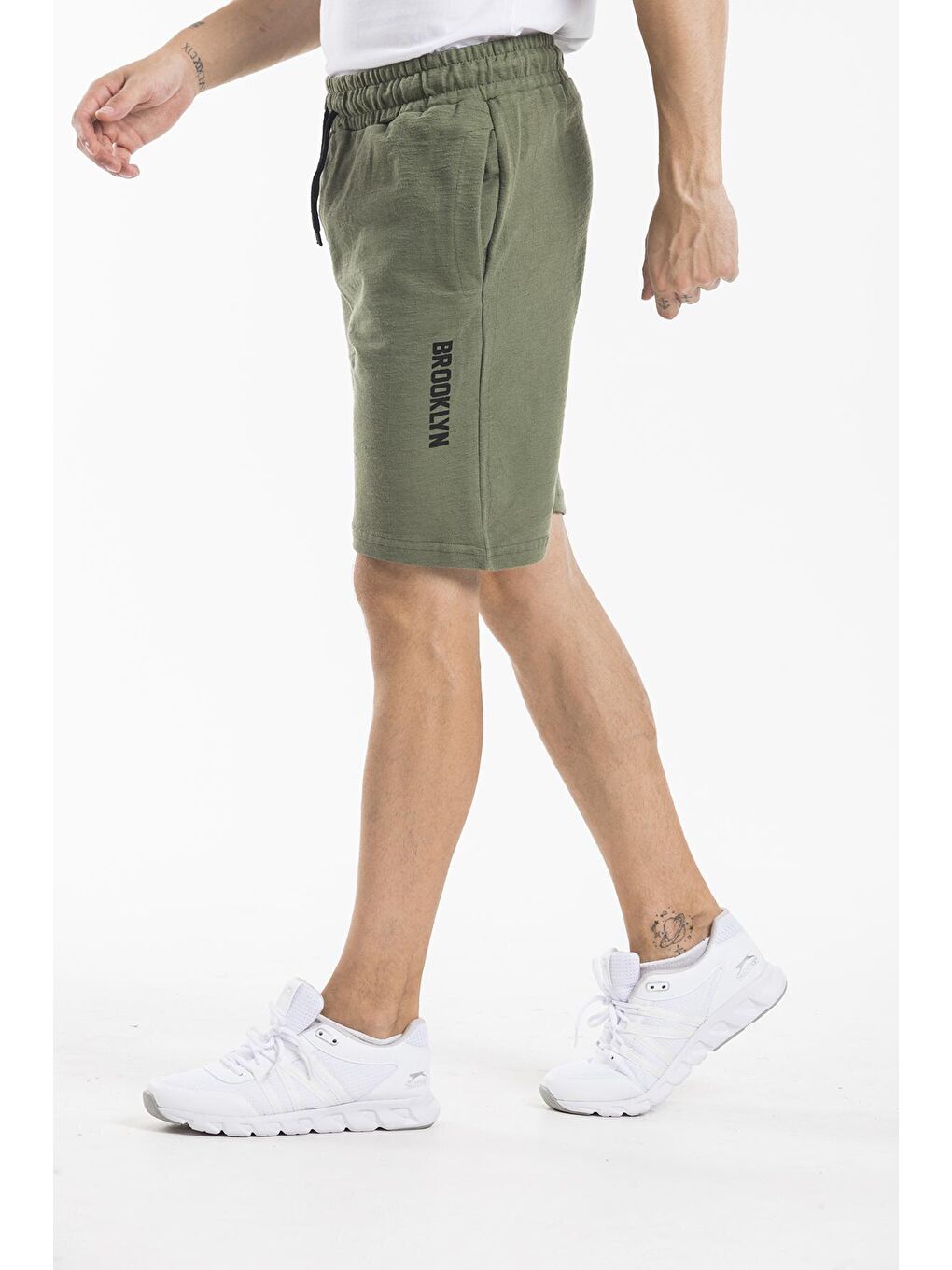 Haki Regular Fit Orta Boy Brooklyn Baskılı Erkek Şort SPR22SR208