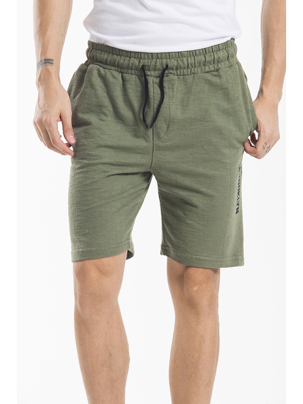 Haki Regular Fit Orta Boy Brooklyn Baskılı Erkek Şort SPR22SR208-1