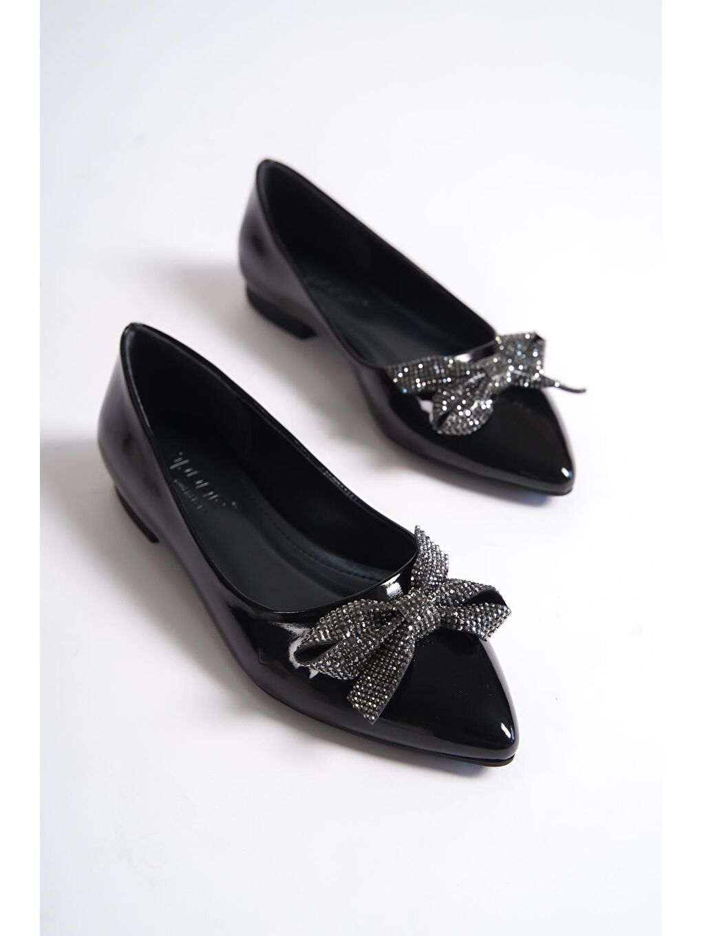 Siyah Sivri Burunlu Fiyonklu Taşlı Kadın Babet