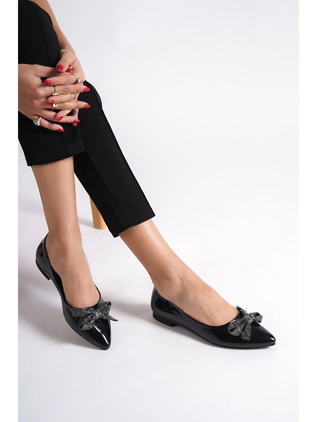 Siyah Sivri Burunlu Fiyonklu Taşlı Kadın Babet-1