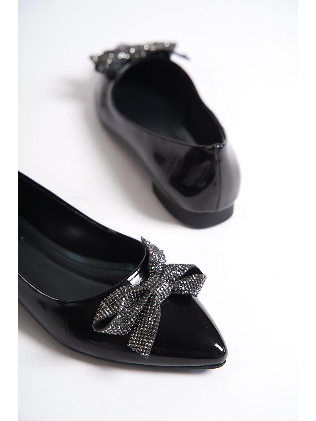 Siyah Sivri Burunlu Fiyonklu Taşlı Kadın Babet-2