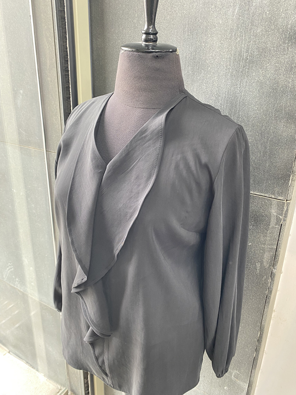 Siyah Büyük Beden Önü Fırfırlı Modal Bluz Gömlek-4