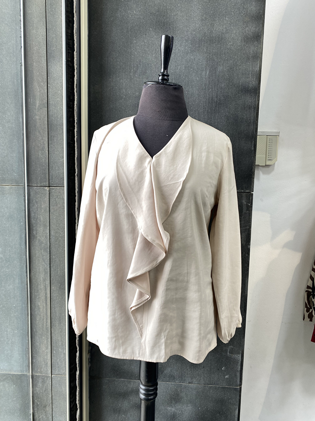 Bej Büyük Beden Önü Fırfırlı Modal Bluz Gömlek-3