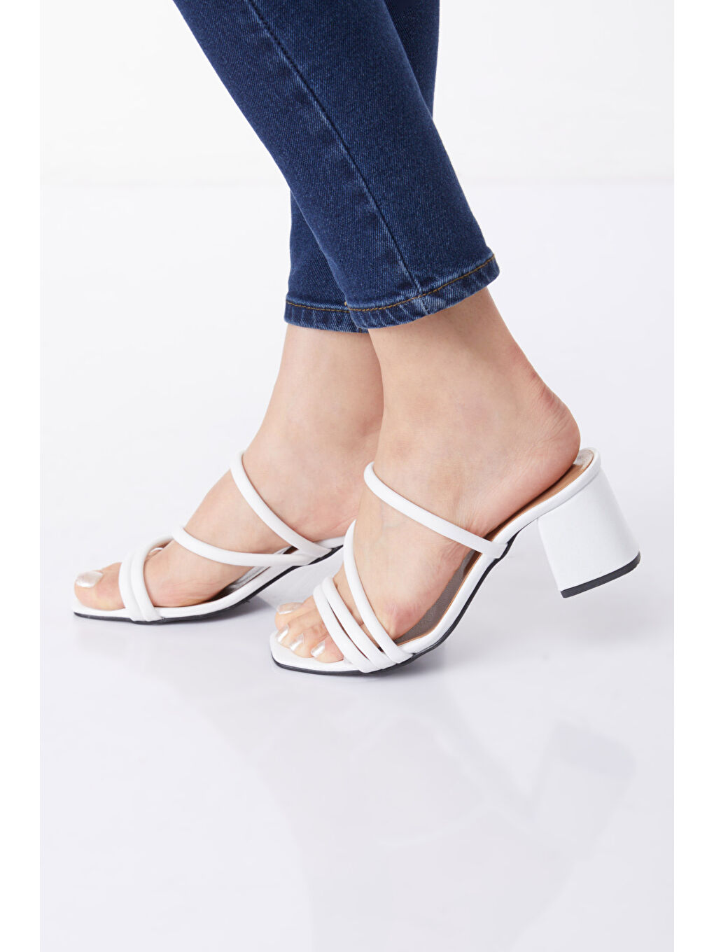 Kadın Beyaz Dört Biyeli Topuklu Terlik - 27147-2