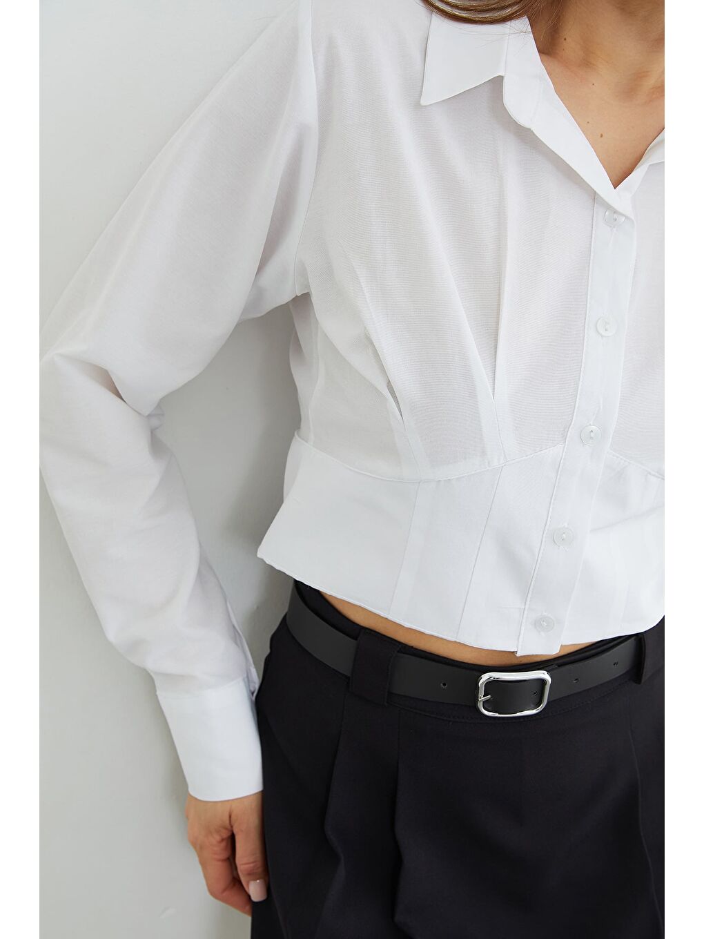 Beyaz Basic Korse Detaylı Crop Gömlek-4