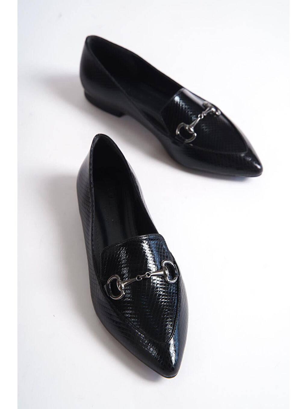 Siyah Sivri Burunlu Tokalı Kadın Babet