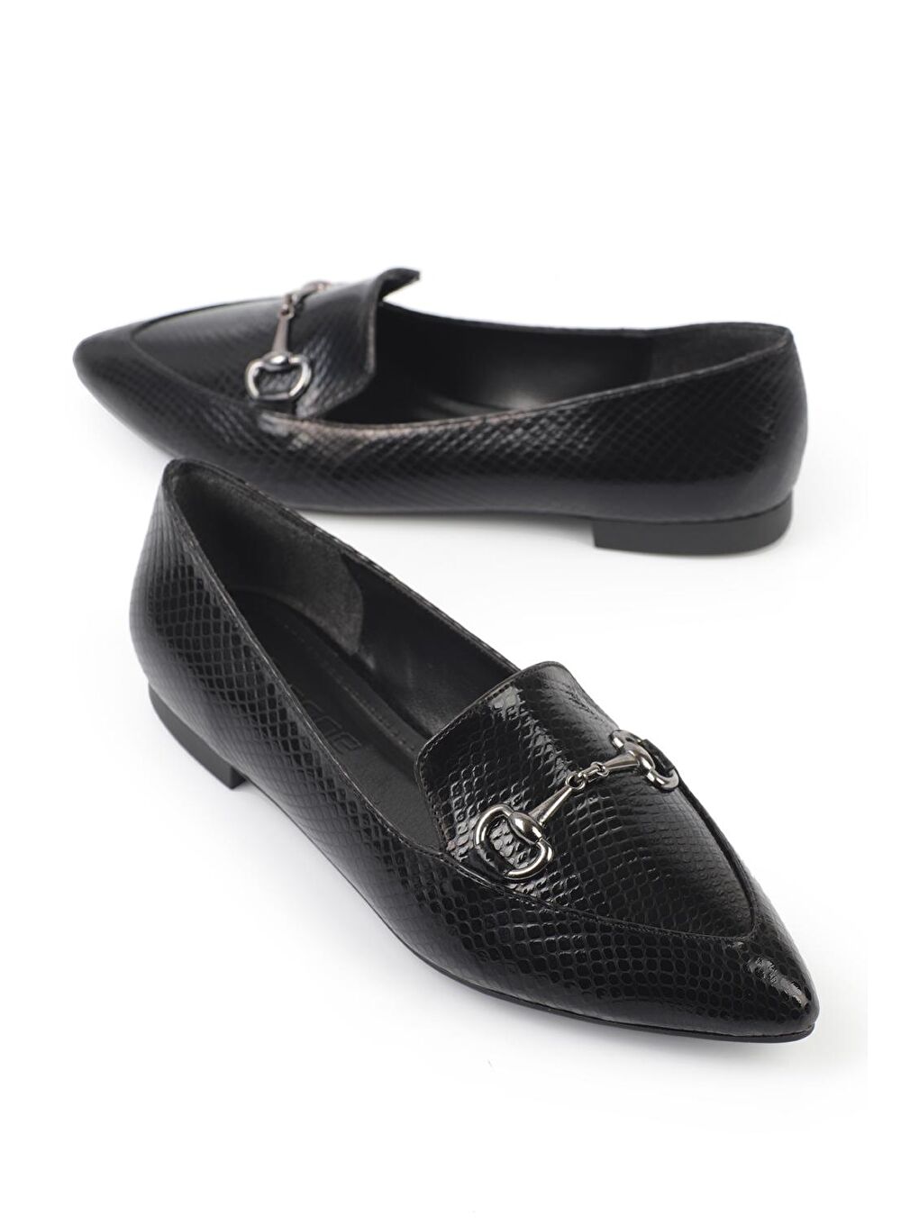 Siyah Sivri Burunlu Tokalı Kadın Babet-1