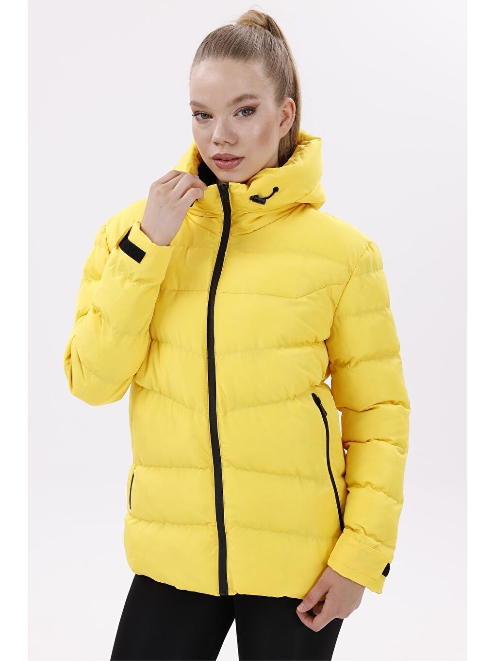 Sarı Kadın Kapüşonlu Polarlı Kürklü Su Geçirmez Rüzgara Dayanıklı Şişme Mont Kaban Parka