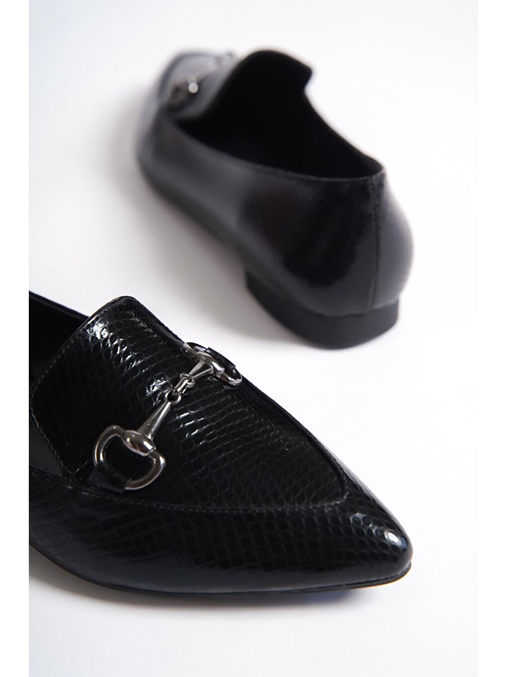 Siyah Sivri Burunlu Tokalı Kadın Babet-4