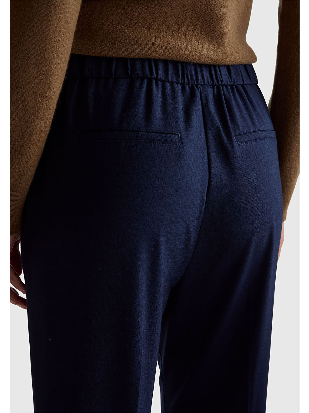 Kadın Lacivert Viskoz Karışımlı Yanı ve Arkası Büzgülü Kıvrık Paça Pantolon-5