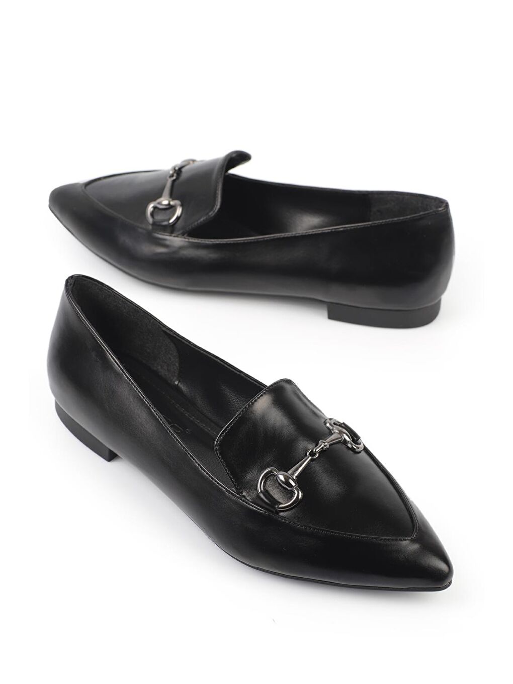 Siyah Sivri Burunlu Tokalı Kadın Babet