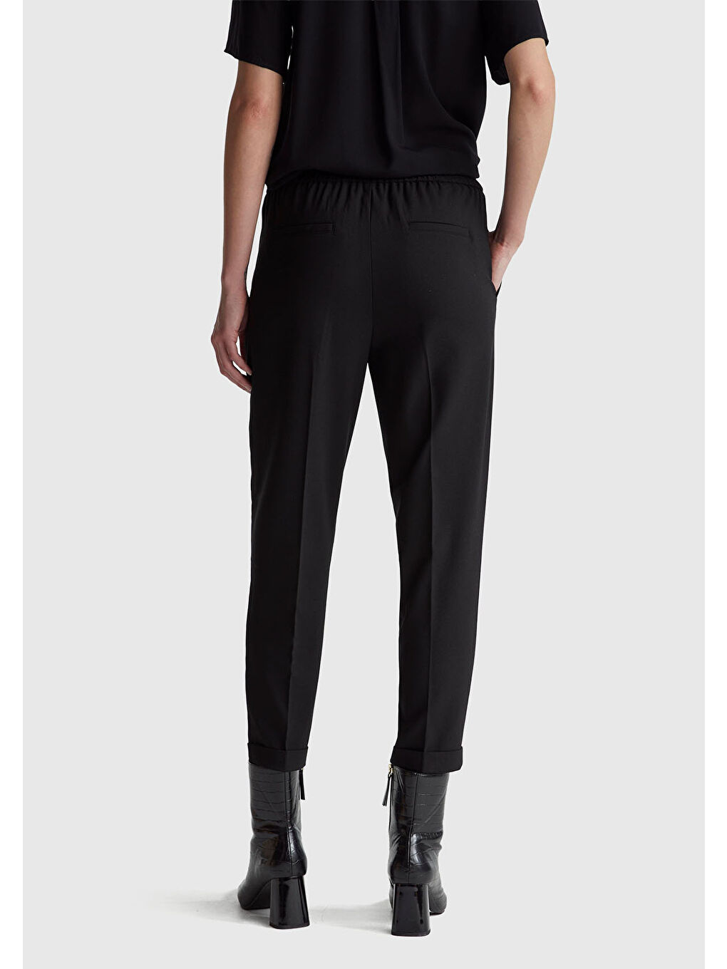 Kadın Siyah Viskoz Karışımlı Yanı ve Arkası Büzgülü Kıvrık Paça Pantolon-2